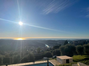 Cocon de bien-être à Vence avec vue mer, piscine et terrasse ensoleillée